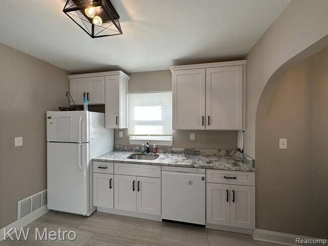 Building Photo - 21503 Collingham Ave