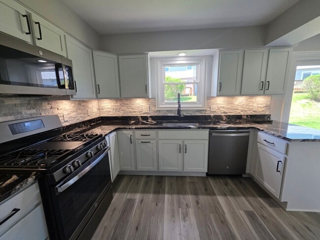 Spacious Town Home in Brighton Heights! - Spacious Town Home in Brighton Heights!