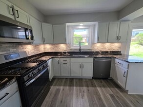 Building Photo - 307 Squire Cir