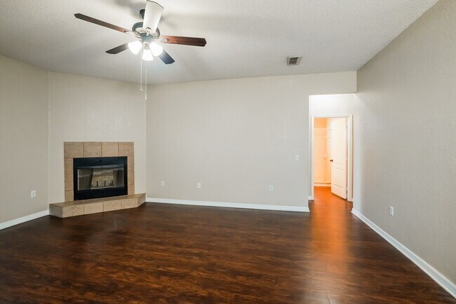 Foto del edificio - 6033 Live Oak Dr