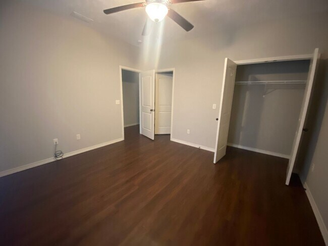 Foto del edificio - 3 bed 3 bath house house Central Springfield