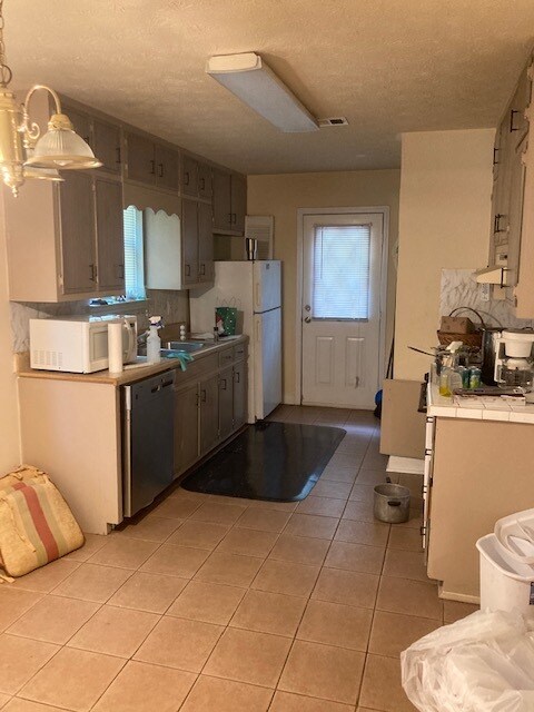 Kitchen - 2001 Patterson Ct