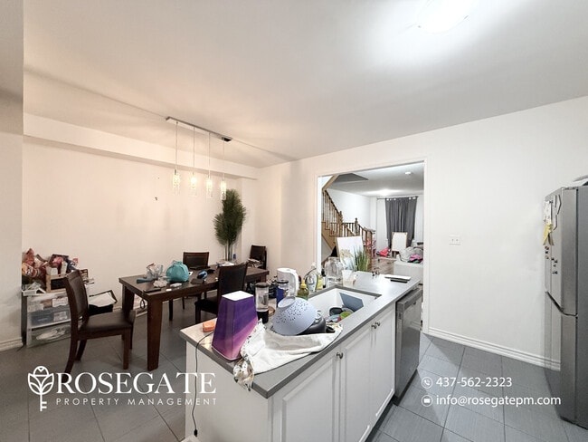 Photo du bâtiment - Spacious 3-Bedroom Freehold Townhouse with Garage & Backyard in Brampton