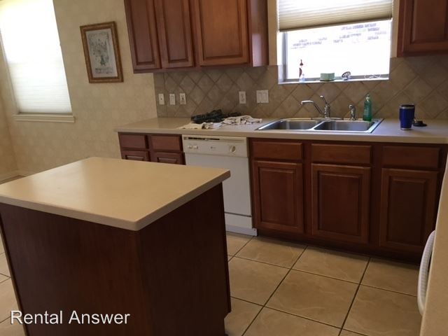 Building Photo - 10007 Lakeside Gables Dr