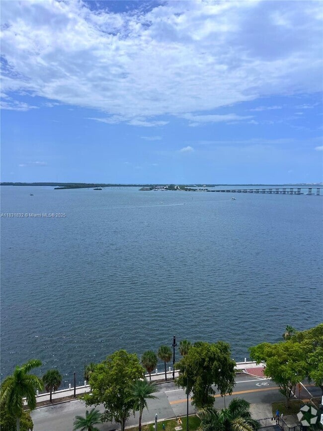 Building Photo - 1420 Brickell Bay Dr