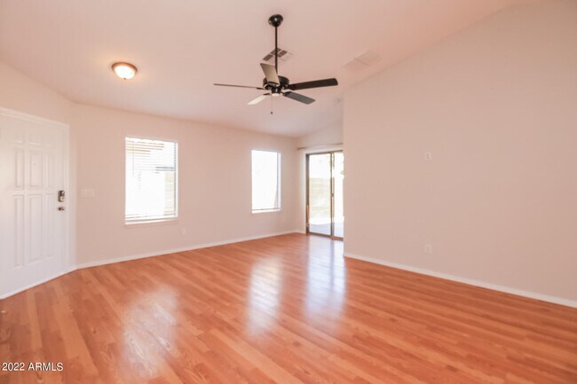 Foto del edificio - 1366 E Ryan Rd