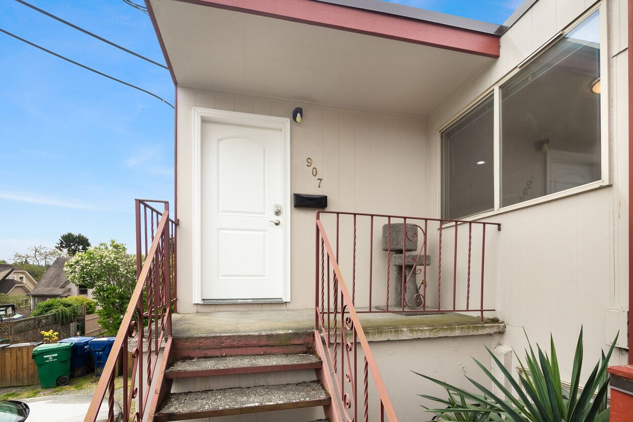 1 Month Free! Greenlake 2 Bedroom - Top Floor, Washer/Dryer, Private Balcony, Parking Available - 1 Month Free! Greenlake 2 Bedroom - Top Floor, Washer/Dryer, Private Balcony, Parking Available