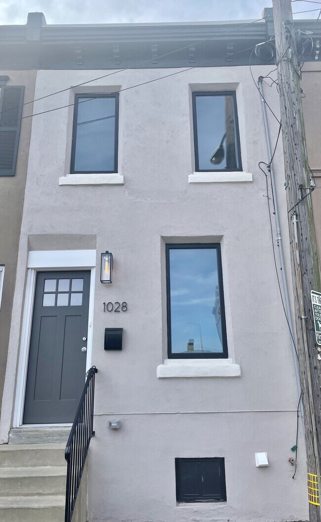 Building Photo - 1028 E Eyre St