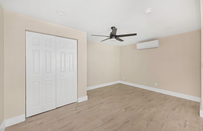 Photo - P199 - #6A Holiday Inn Apartment