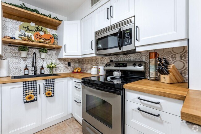 Building Photo - 9930 Pineapple Tree Dr