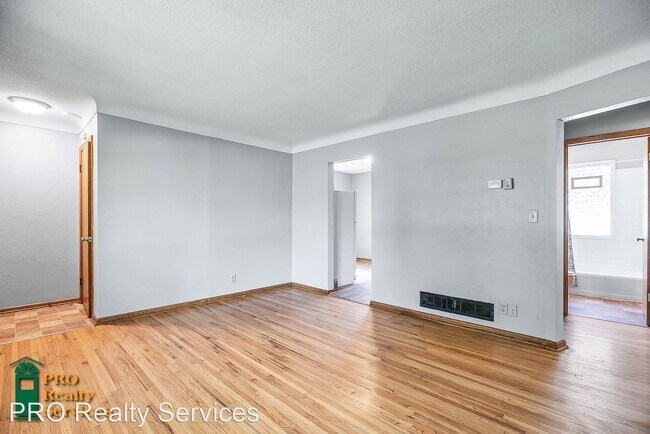 Building Photo - 3 br, 1 bath House - 104 Hyacinth Ave. W