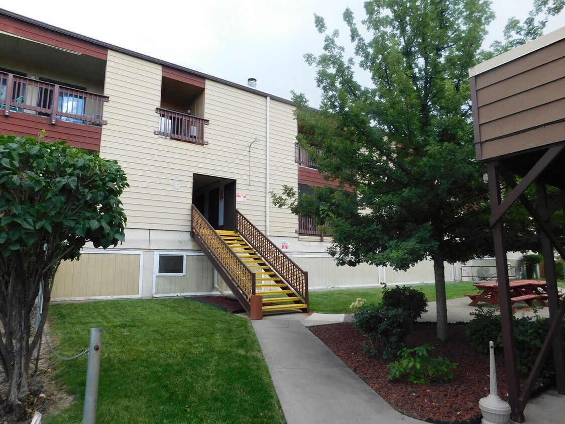 Foto principal - Charming 2-Bed Condo Near CMU & St. Mary’s...