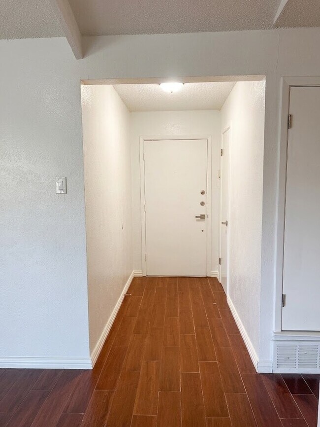 Foto del edificio - 1617 Crest Park Drive
