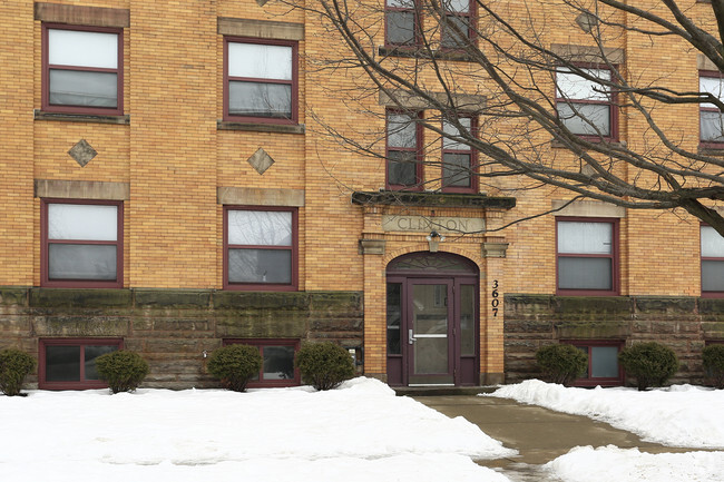 Foto del edificio - Clinton Apartment Building