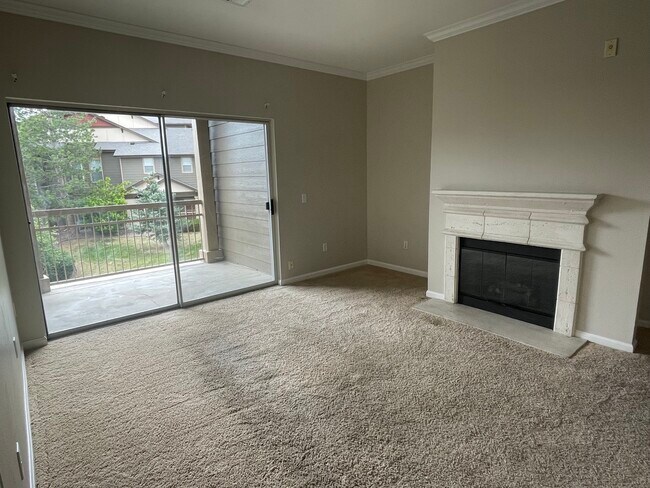 Sala de estar con chimenea de gas - 7483 S Quail Cir