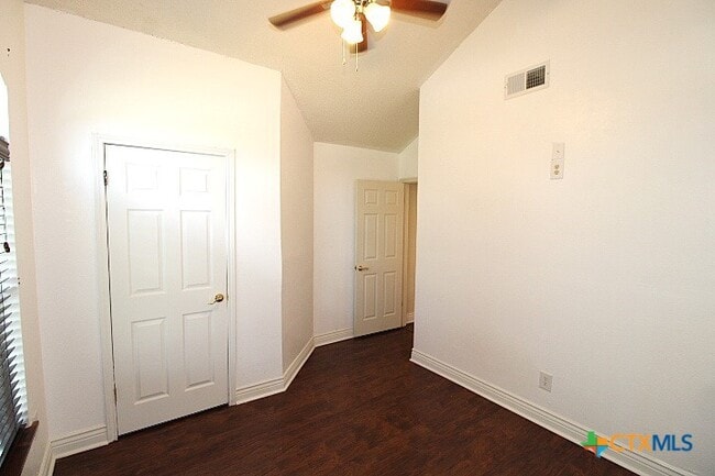 Building Photo - 213 Bronc Dr