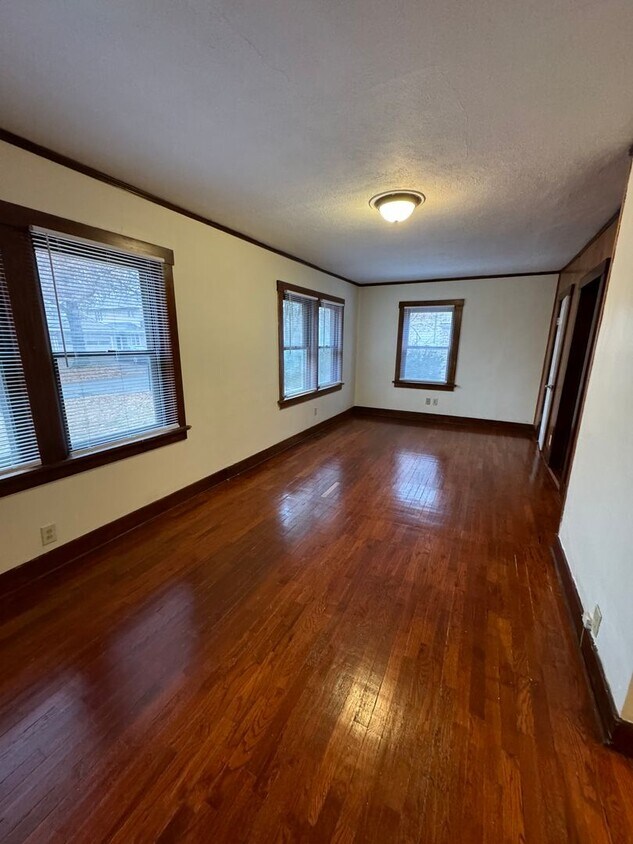 Primary Photo - Large 2 Bedroom Home with Bonus Rooms!