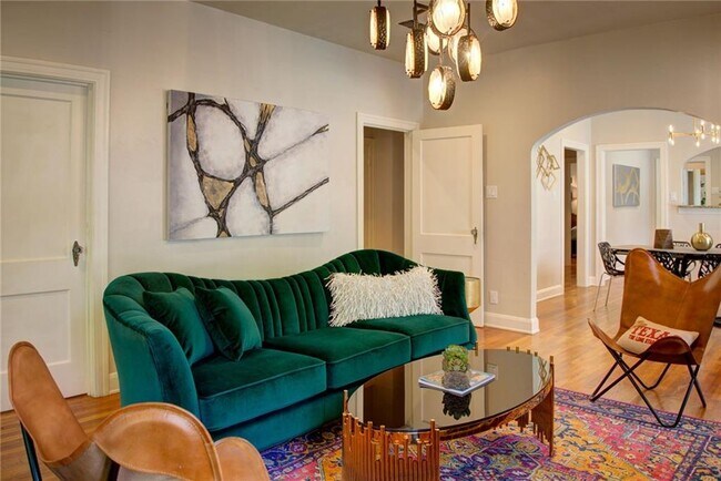 Foto del edificio - 2106 Kenwood Ave