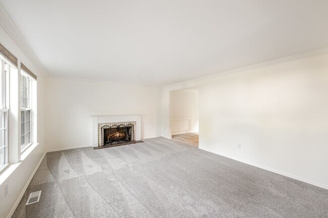 Building Photo - 4Bd/2.5Ba Bellevue House