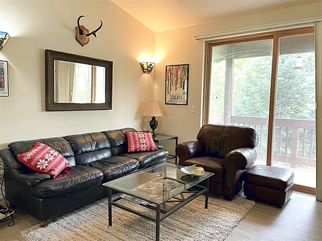 Building Photo - Top Floor Unit in Pinebrook