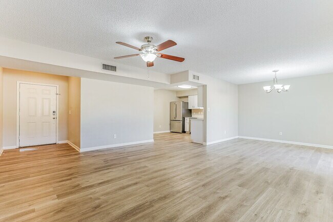 Building Photo - 664 S Robin Ln