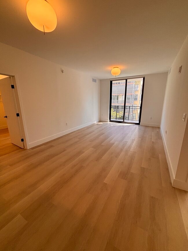 Building Photo - 1541 Van Buren St