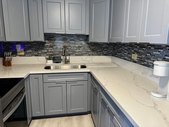 Foto del edificio - Upgraded Fully Furnished Condo w/ Assigned...
