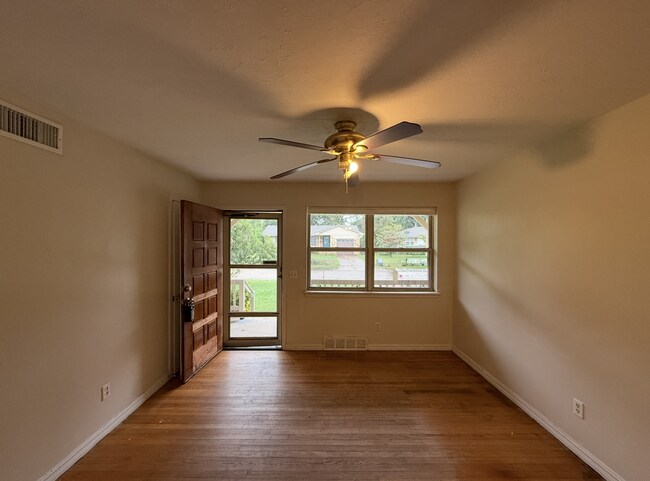 Foto del edificio - Reduced Rent! Available Now! ***SPECIAL 50% OFF 1ST FULL MONTH'S RENT***    Charming 4 bedroom ho...