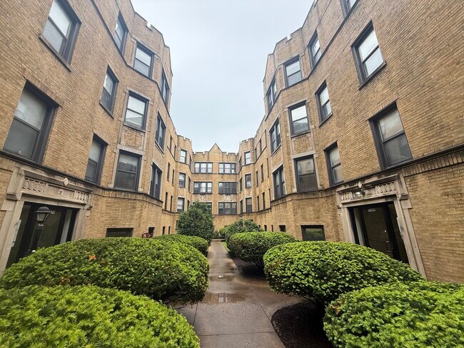 Foto del edificio - 7351 N Damen Ave