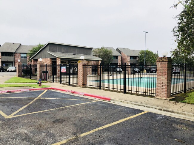 Building Photo - River Bend Apartments