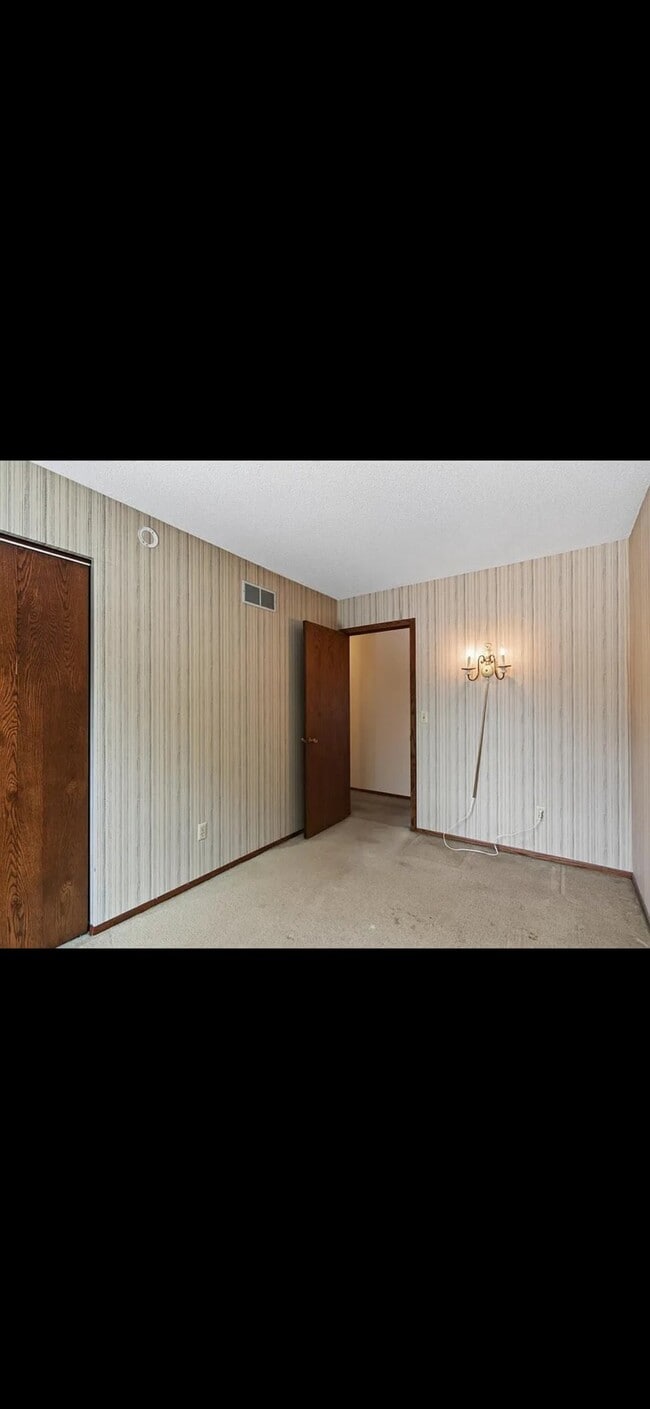 Building Photo - 1772 Eldridge Ave W