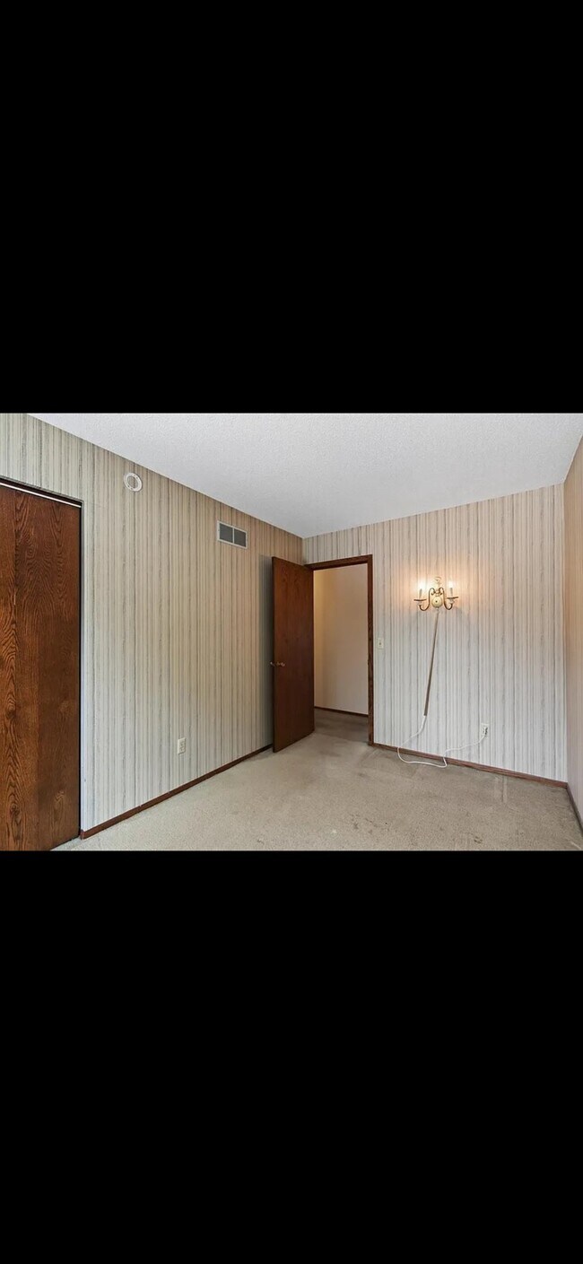 Foto del edificio - 1772 Eldridge Ave W