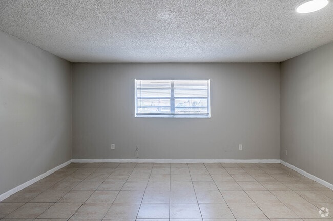 ESQUINA 2 HAB, 1 BA - 775 pies cuadrados - Palm Court Apartments