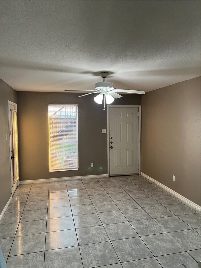 Building Photo - 3900 Woodchase Dr