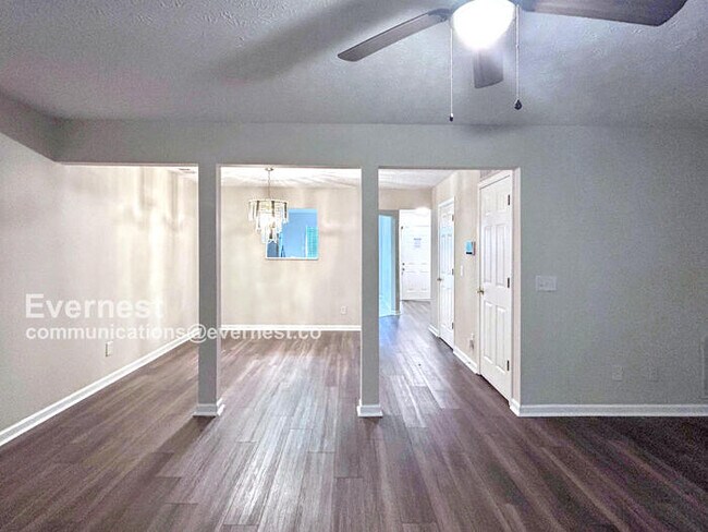 Foto del edificio - 5589 Strathmoor Manor Cir