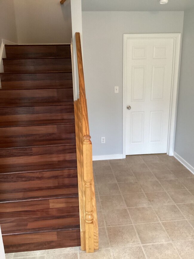 Foto del edificio - 3 story end unit townhouse