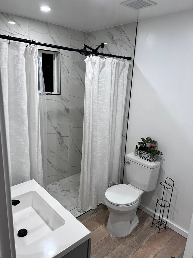 Foto del edificio - 8224 Coral Bell Way