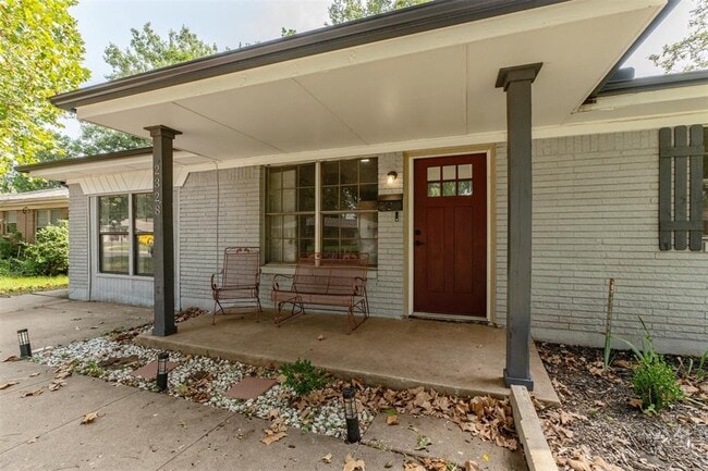 Building Photo - 2328 S Krowse Ave