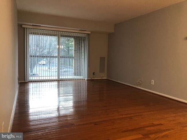 Building Photo - 5817 Cove Landing Rd