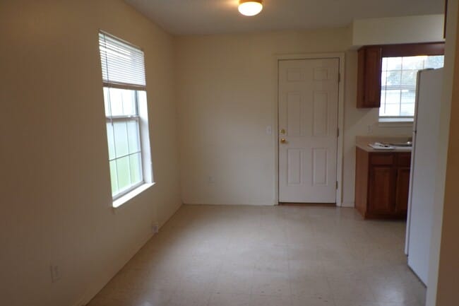 Building Photo - Southwest Pensacola 3BR/2BA Patio Home Ava...