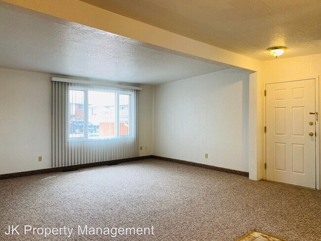 Building Photo - 1612 Palm Ct