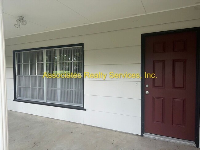 Foto del edificio - Three bedroom, two bath - 1720 Sq. ft., Acre lot