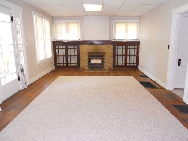 Living room with no furniture - 1645 Laramie St