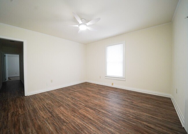Building Photo - 1/2 MO/OFF SPECIAL - 3 bed/2 bath with yard work included