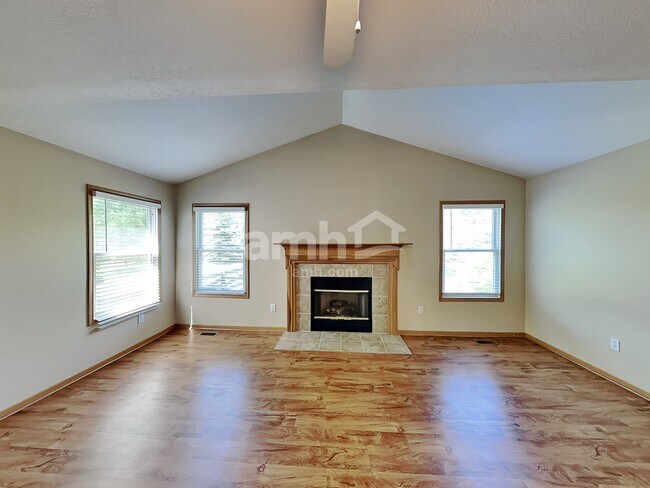 Foto del edificio - 2395 Featherwood Drive
