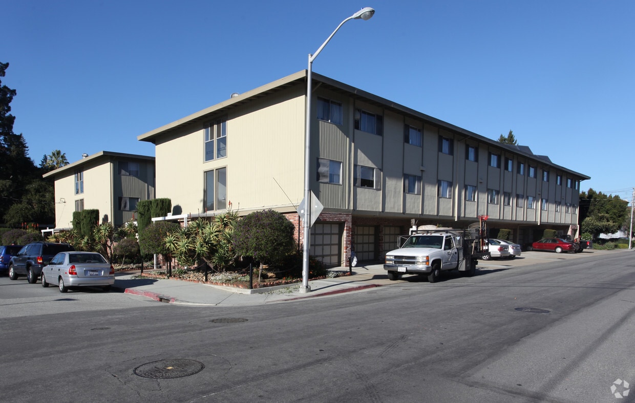 Primary Photo - Royal Garden Apartments