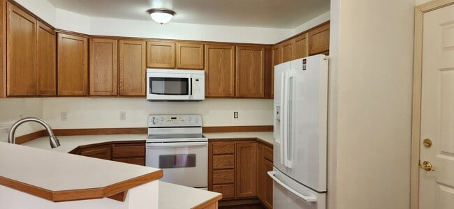 Building Photo - Refreshed 2 bed 2 bath Everett Condo $2099...