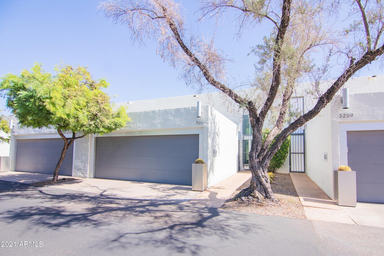 Primary Photo - 3261 E Camelback Rd
