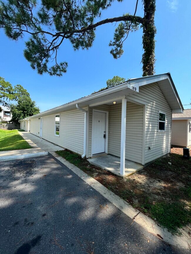 Building Photo - 19 Park Cir SE