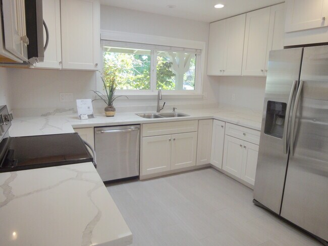 Building Photo - 3 Le Claire Ct